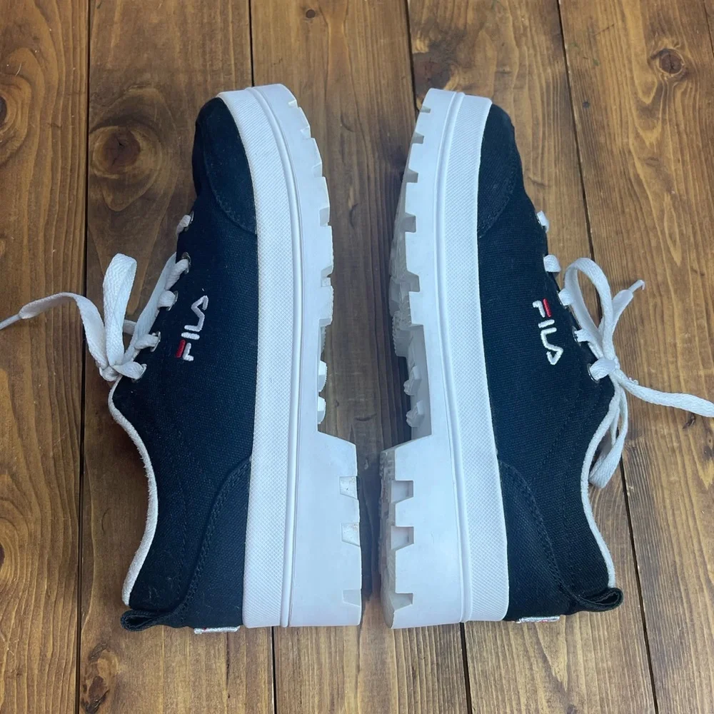 Fila 5CM00737-014 theme low top sneakers black with white soles women’s size 6